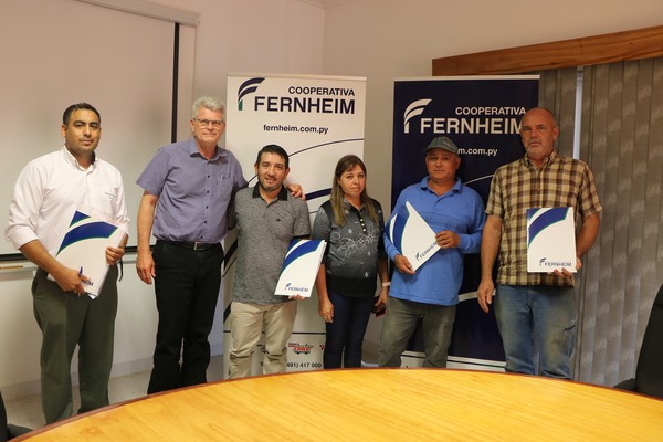 La Cooperativa Fernheim hizo entrega de tres títulos privados de lotes