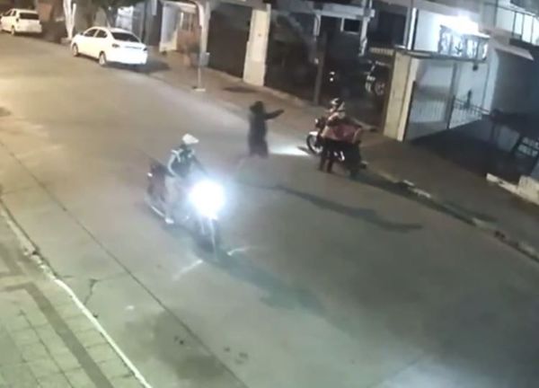 Imputan a tres jóvenes quienes habrían robado la motocicleta de un delivery - Nacionales - ABC Color