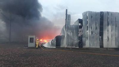Incendio consumió por completo una fábrica de plásticos - ABC en el Este - ABC Color