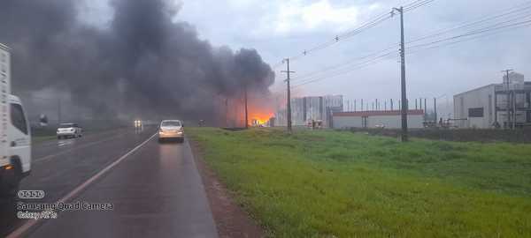 Incendio consume en su totalidad fábrica de plásticos en Hernandarias
