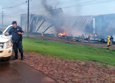 Fábrica de plásticos fue destruida por un incendio