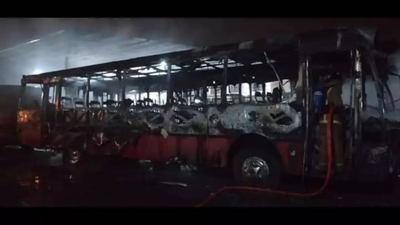 Diario HOY | Dos buses de la Línea 28 ardieron esta madrugada