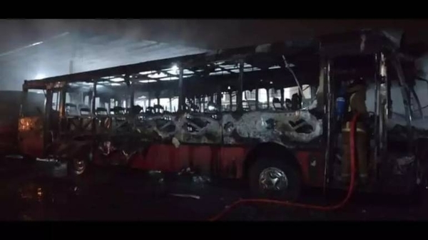Diario HOY | Dos buses de la Línea 28 ardieron esta madrugada