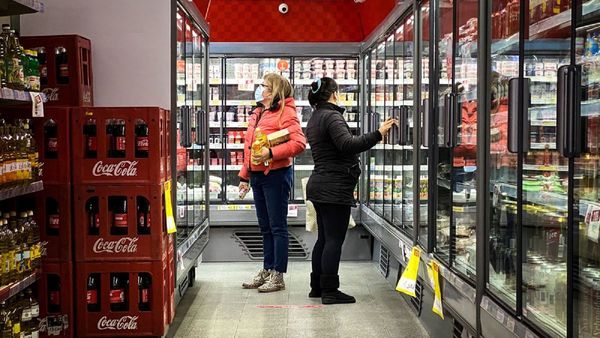 Una charla con el cajero del supermercado para combatir la soledad
