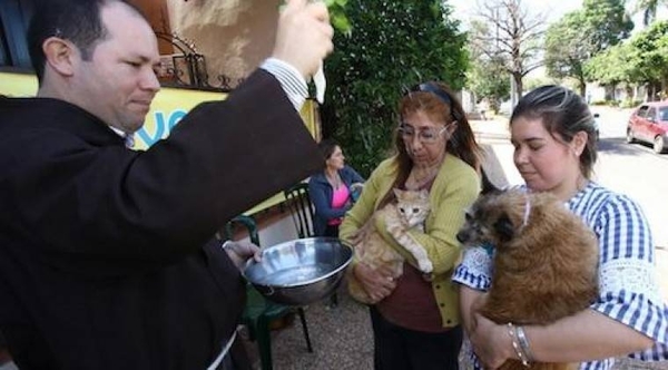 Diario HOY | Capuchinos realizan tradicional bendición de mascotas