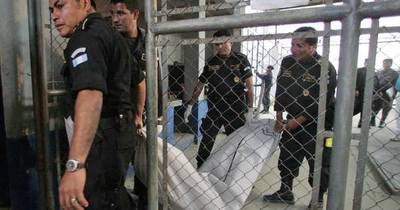 La Nación / Presos disparan a policías en cárcel de Ecuador en la que hubo 118 muertos en un motín