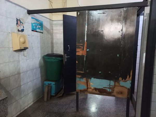 Directora de la Terminal de Asunción pretende desacreditar fotografía que muestra mal estado de los baños - Nacionales - ABC Color