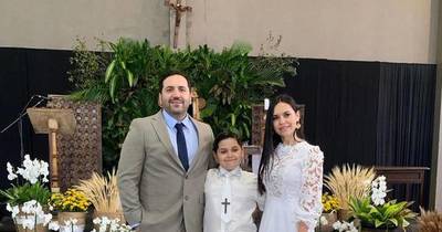 La Nación / Julián Crocco y Melissa Quiñónez felices por la primera comunión de su hijo Máximo