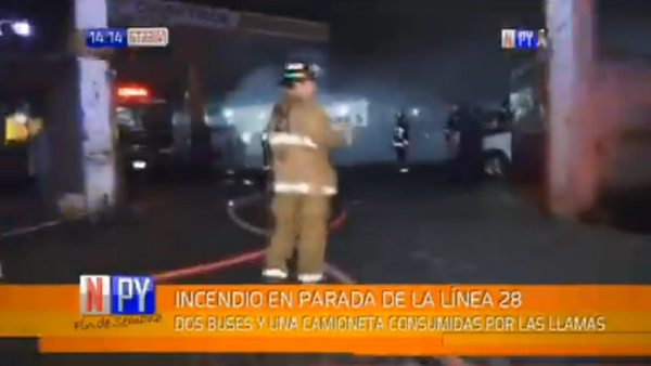 Incendio consume tres buses de la Línea 28