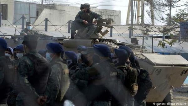 Ecuador: presos disparan contra policías tras motín con 118 muertos