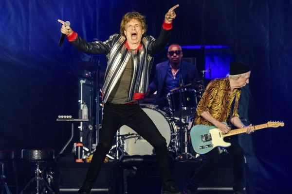 Mick Jagger se toma una cerveza en un bar y nadie lo reconoce