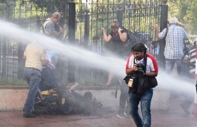 Dos policías imputados por agresión a la prensa