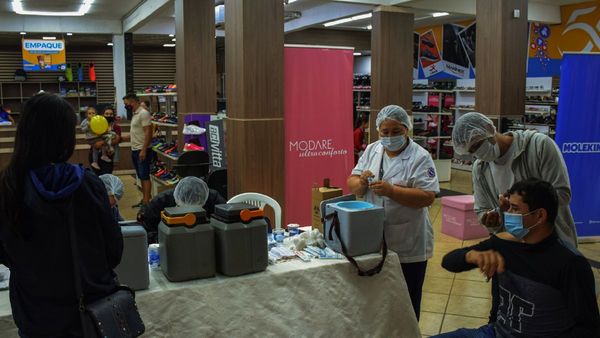 Firma en CDE premia a sus clientes por vacunarse en su local
