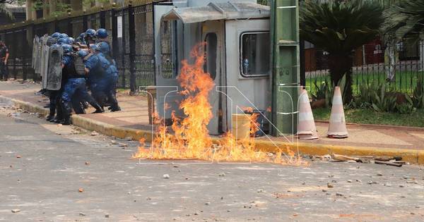 La Nación / Enfrentamientos y heridos frente al Congreso Nacional