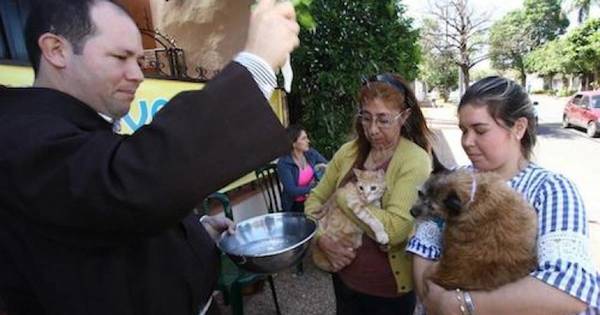 La Nación / Capuchinos realizan tradicional bendición de mascotas hoy