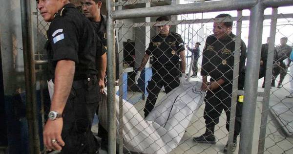 La Nación / Presos dispararon ayer contra policías en cárcel de Ecuador