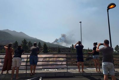 Las selfis impertinentes en la tragedia del volcán español de La Palma - Mundo - ABC Color
