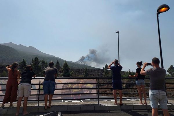 Las selfis impertinentes en la tragedia del volcán español de La Palma - Mundo - ABC Color