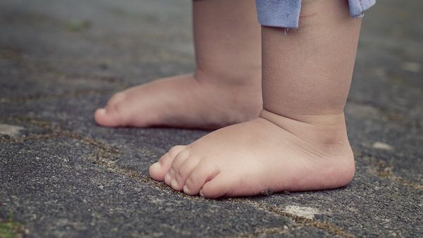 Niña de 5 años y un hombre son heridos en asalto a una bodega