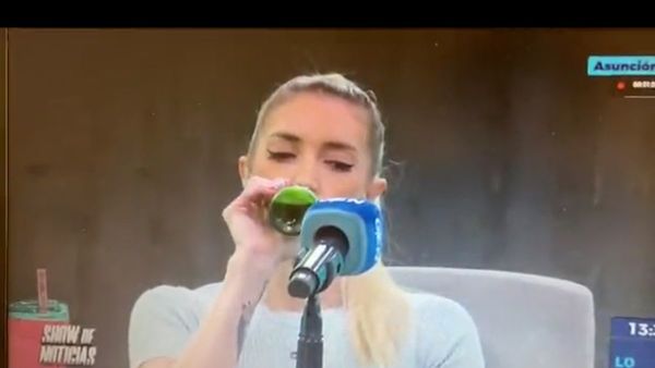 Carmiña se chupó una cerveza en el noticiero