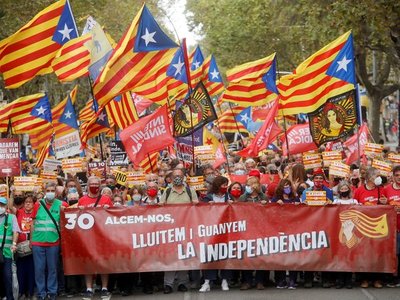 3.000 personas se manifiestan a favor de la independencia de Cataluña - El Independiente