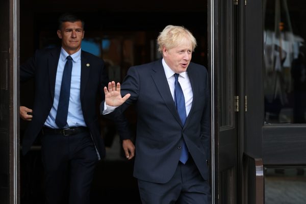 Johnson dice que el brexit debe adaptarse en medio de la escasez de combustible y alimentos - El Independiente