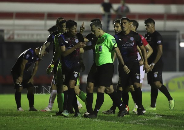 Referentes de Guaireña pegan el grito al cielo por el dudoso penal para River