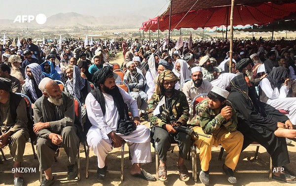 Los talibanes y sus seguidores celebraron la toma del poder en Afganistán