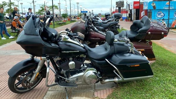 Exponen y ofrecen paseos en motos lujosas en Encarnación
