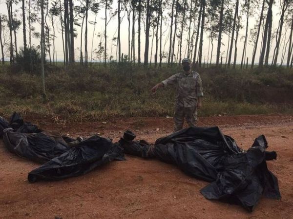 Hallan dos cadáveres envueltos en carpa en la frontera