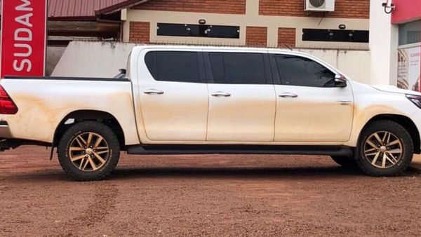 Paraguayos se ingenian y arman camioneta de 6 puertas