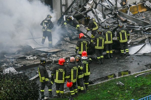 Ocho fallecidos tras estrellarse un avión privado contra un edificio en Milán