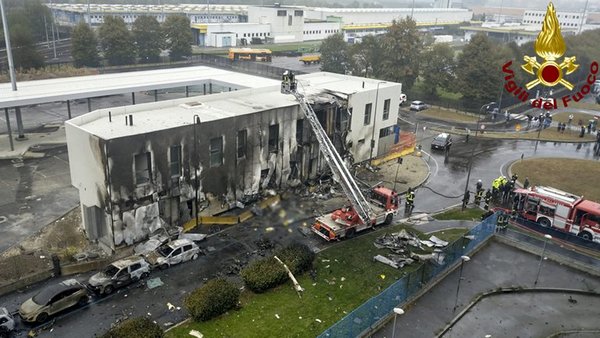 Avión privado se estrelló contra un edificio en Milán