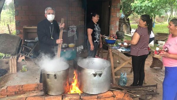 Adalberto Martínez, obispo de Villarrica, aparece cocinando tallarín