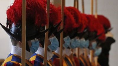 Tres guardias suizos dejan el Vaticano por no vacunarse