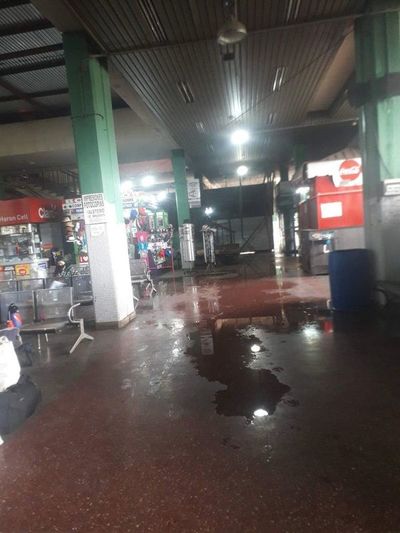 Llueve dentro de la Terminal de Ómnibus de Asunción - Nacionales - ABC Color
