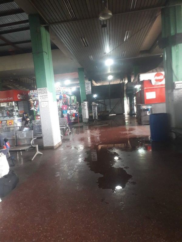 Llueve dentro de la Terminal de Ómnibus de Asunción - Nacionales - ABC Color