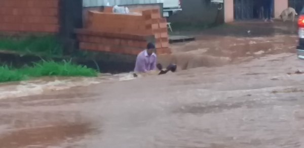 Crónica / VENCIÓ AL RAUDAL. Se salvó de milagro y rescató su moto