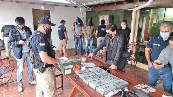 Militares son detenidos con 11 ladrillos de cocaína pura