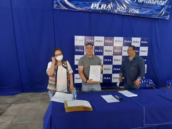 Piden olvidar peleas internas en acto de entrega de fondos para candidatos del PLRA