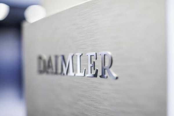 Accionistas del fabricante alemán Daimler aprueban la división en dos empresas: automóviles y camiones se separan