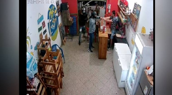 Diario HOY | Violento asalto a una bodega en Lambaré: “No sé si vinieron a robarnos o a matarnos”