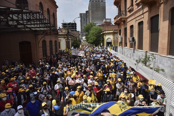 Reajuste salarial docente: esta tarde se define si maestros reanudarán protestas - Nacionales - ABC Color