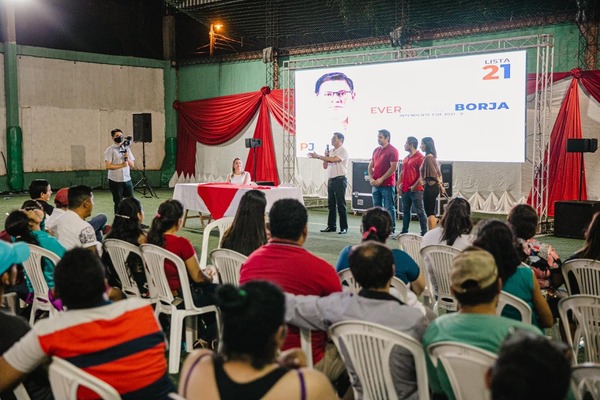 Cansados de sus dirigentes, jóvenes colorados vuelcan su apoyo a Rojas Borja - La Clave