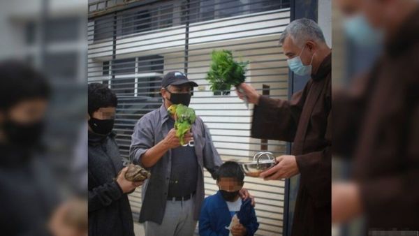 Llevan pollitos, hamsters y loritos a bendecir con capuchinos