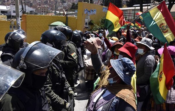 Choques entre la Policía boliviana y cocaleros opositores al Gobierno - Mundo - ABC Color