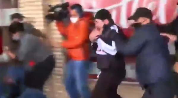 A huevazos y empujones despiden a pareja de la desaparecida Dahiana Espinoza - Noticiero Paraguay