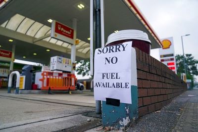 El Ejército británico comenzó a repartir combustible en las estaciones de servicio - El Trueno