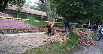 La Nación / Lamentable: escuela de Lambaré está con varias aulas clausuradas y ayer se cayó la muralla