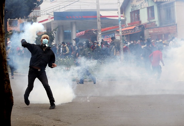 Cocaleros bolivianos retoman su sede tras hacer retroceder a la Policía - MarketData
